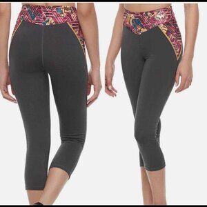 Her Universe Wonder Woman cropped active leggings